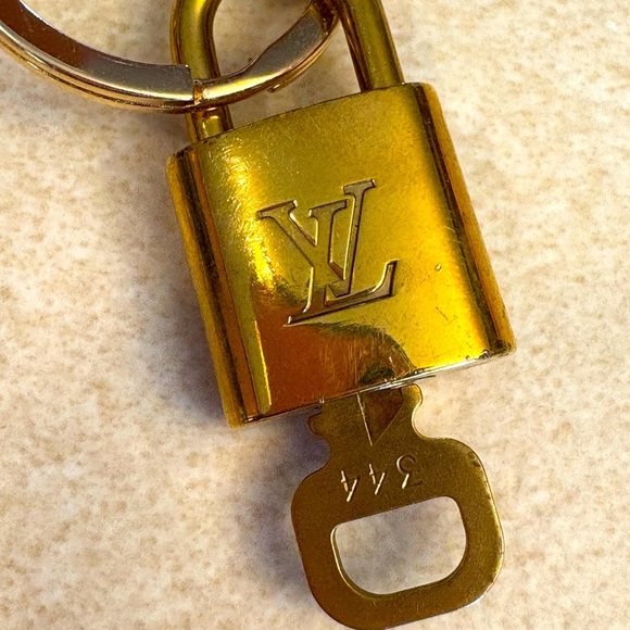 LOUIS VUITTON Lock & Key: #344 on Unbranded NWT Bag Charm/Keychain, EUC - Picture 10 of 10